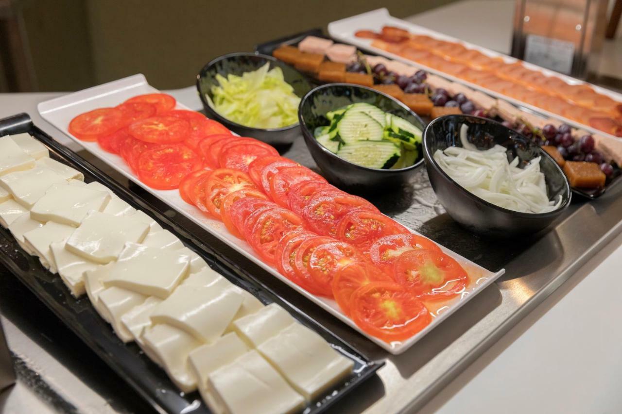 ホテル Hm Ayron Park - Adults Only プラヤ・デ・パルマ エクステリア 写真 A selection of cheese and vegetables